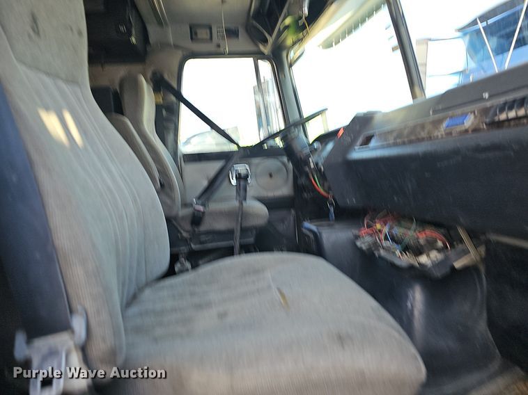 image for item EJ6036 1994 White GMC Integral Sleeper  semi truck