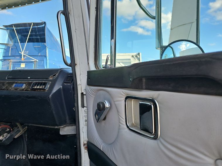 image for item EJ6036 1994 White GMC Integral Sleeper  semi truck