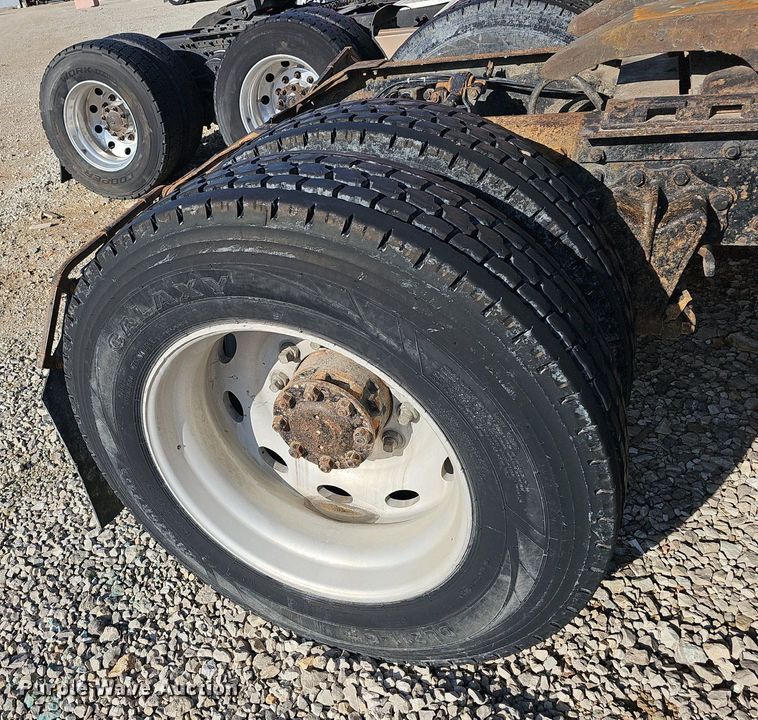 image for item EJ6036 1994 White GMC Integral Sleeper  semi truck