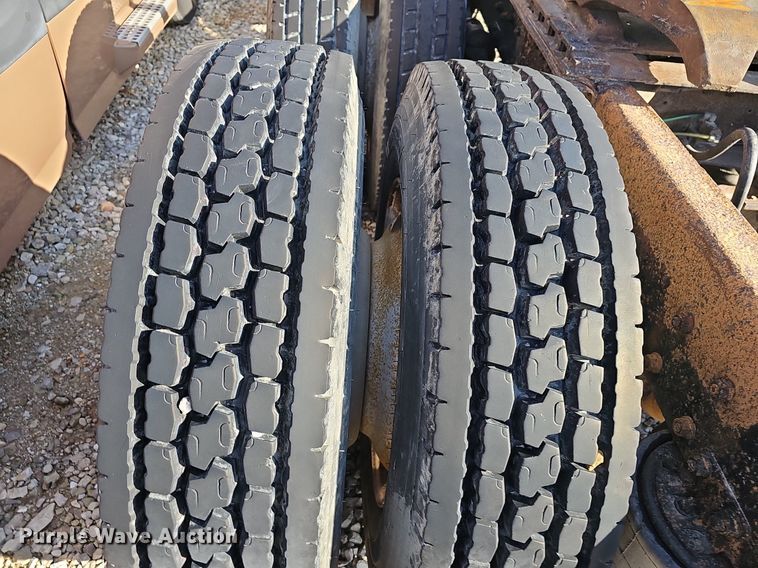 image for item EJ6036 1994 White GMC Integral Sleeper  semi truck