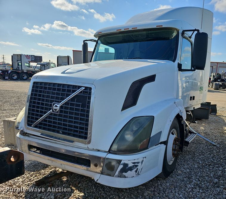 image for item EJ6038 2005 Volvo VN semi truck