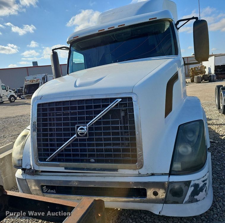 image for item EJ6038 2005 Volvo VN semi truck