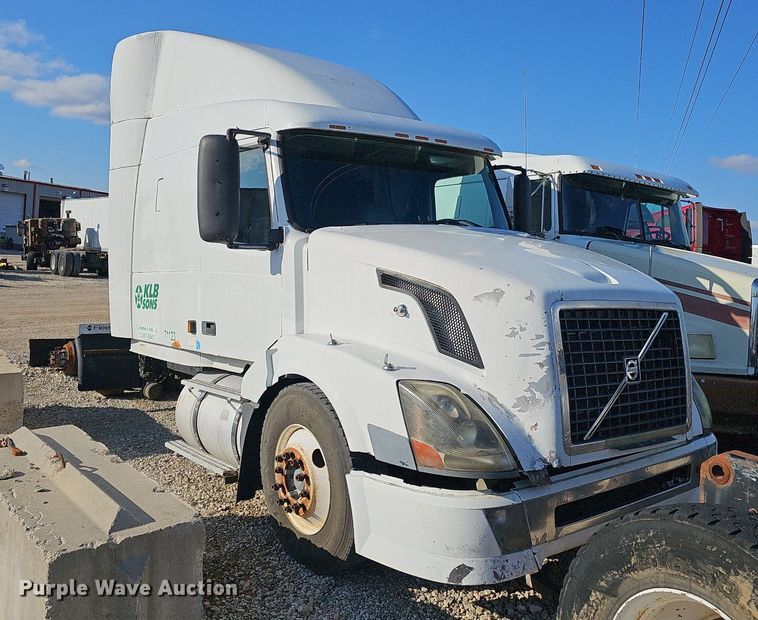 image for item EJ6038 2005 Volvo VN semi truck