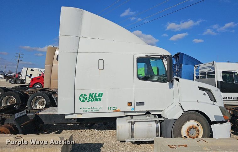 image for item EJ6038 2005 Volvo VN semi truck