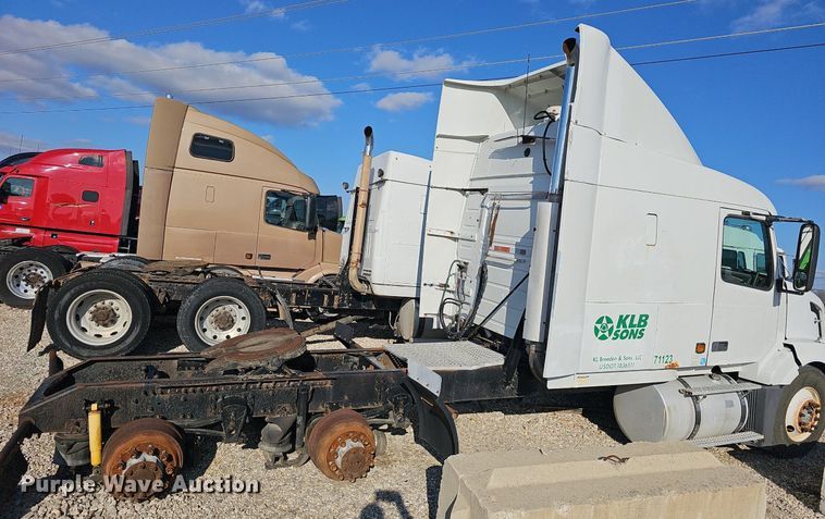 image for item EJ6038 2005 Volvo VN semi truck