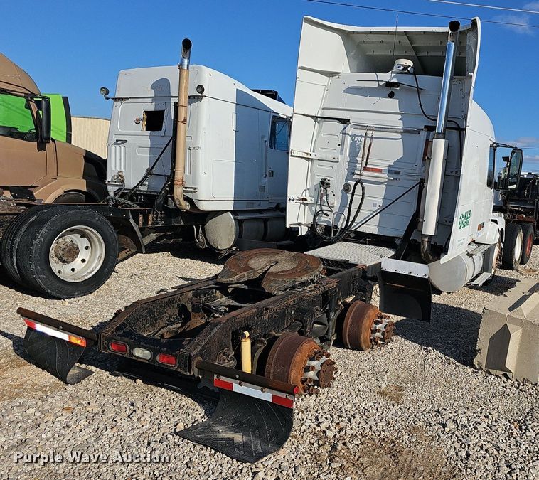 image for item EJ6038 2005 Volvo VN semi truck