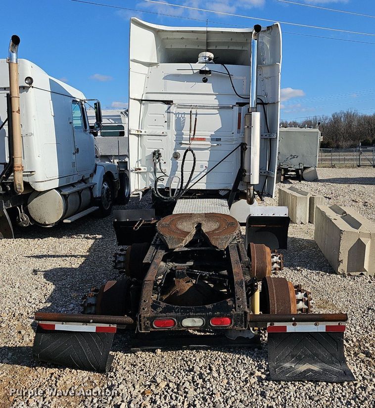 image for item EJ6038 2005 Volvo VN semi truck