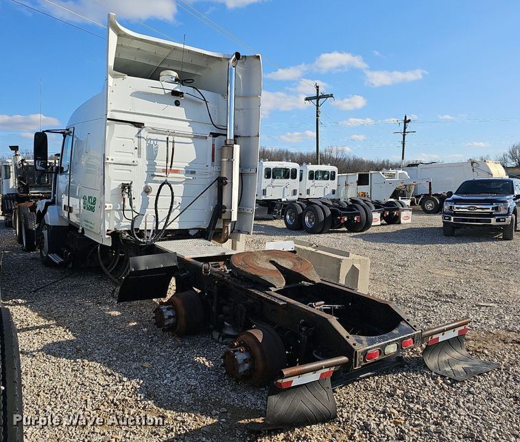 image for item EJ6038 2005 Volvo VN semi truck
