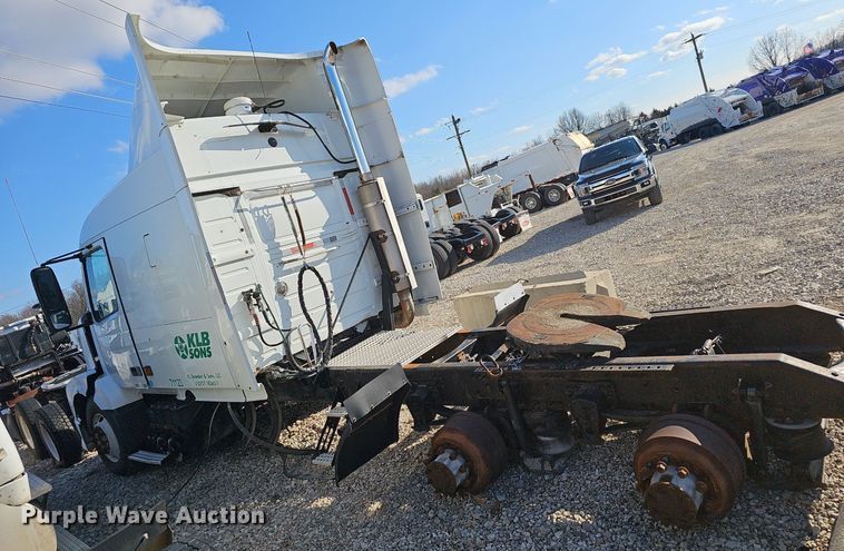 image for item EJ6038 2005 Volvo VN semi truck