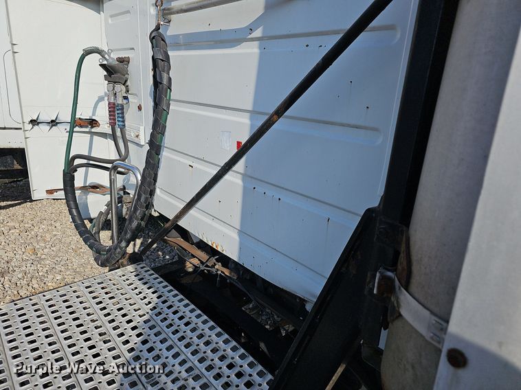 image for item EJ6038 2005 Volvo VN semi truck