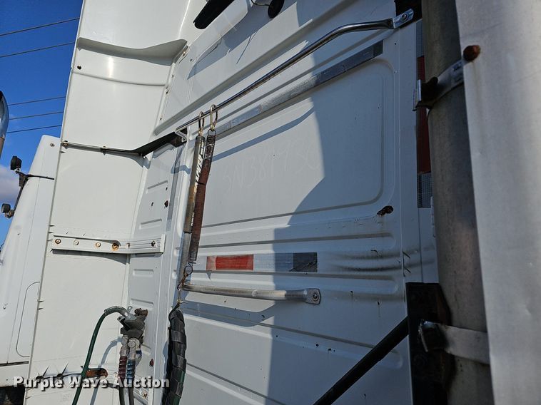 image for item EJ6038 2005 Volvo VN semi truck