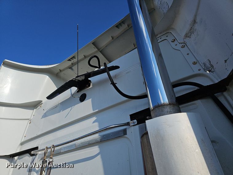 image for item EJ6038 2005 Volvo VN semi truck