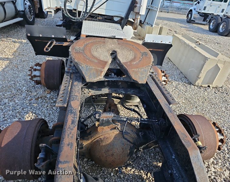 image for item EJ6038 2005 Volvo VN semi truck