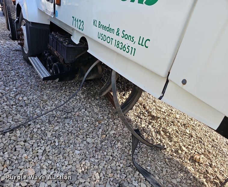 image for item EJ6038 2005 Volvo VN semi truck