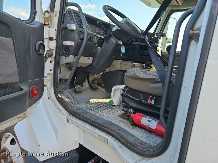 image for item EJ6038 2005 Volvo VN semi truck