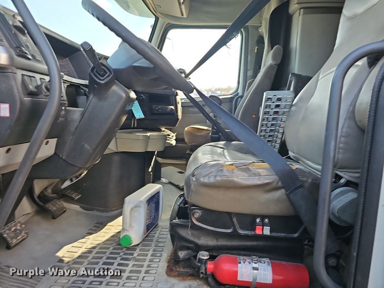 image for item EJ6038 2005 Volvo VN semi truck