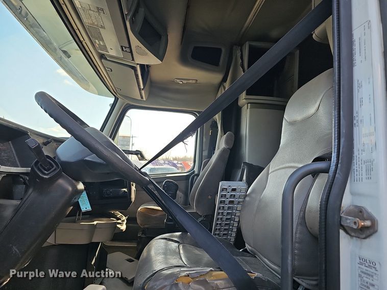 image for item EJ6038 2005 Volvo VN semi truck