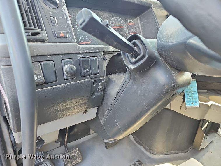 image for item EJ6038 2005 Volvo VN semi truck