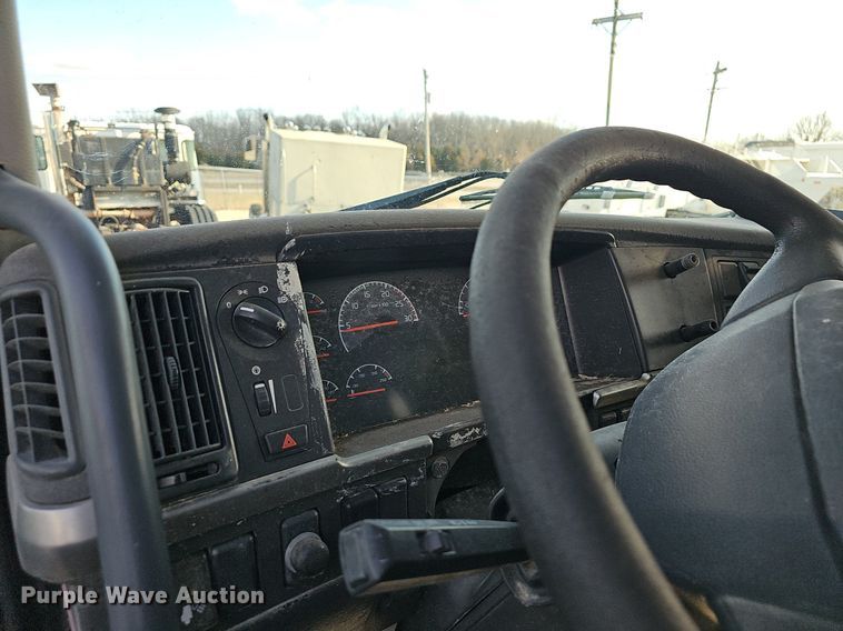 image for item EJ6038 2005 Volvo VN semi truck