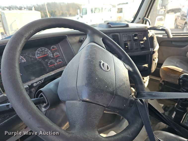 image for item EJ6038 2005 Volvo VN semi truck