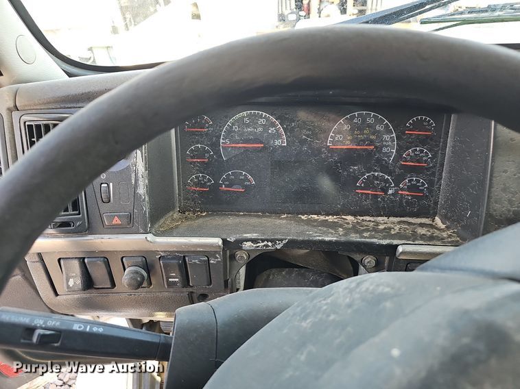 image for item EJ6038 2005 Volvo VN semi truck