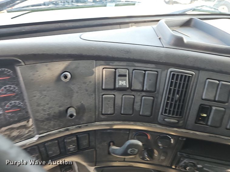 image for item EJ6038 2005 Volvo VN semi truck