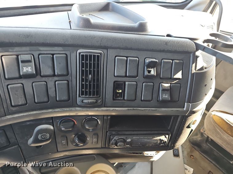 image for item EJ6038 2005 Volvo VN semi truck