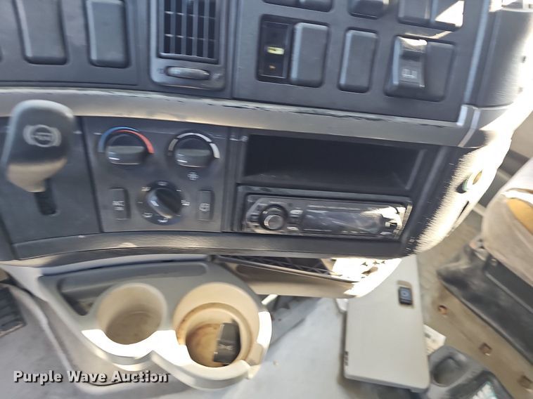 image for item EJ6038 2005 Volvo VN semi truck