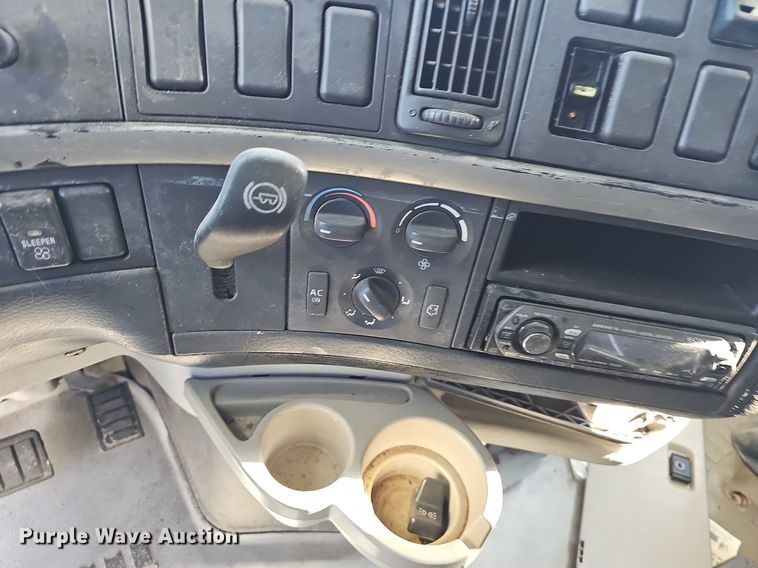 image for item EJ6038 2005 Volvo VN semi truck