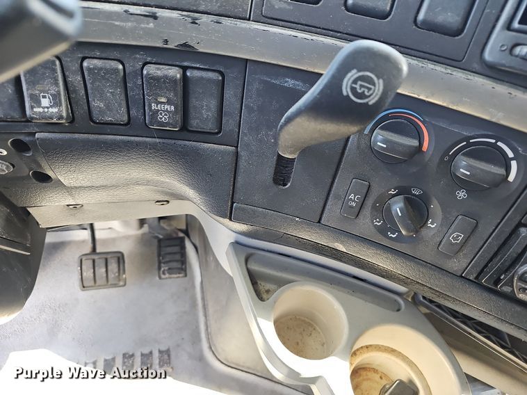 image for item EJ6038 2005 Volvo VN semi truck