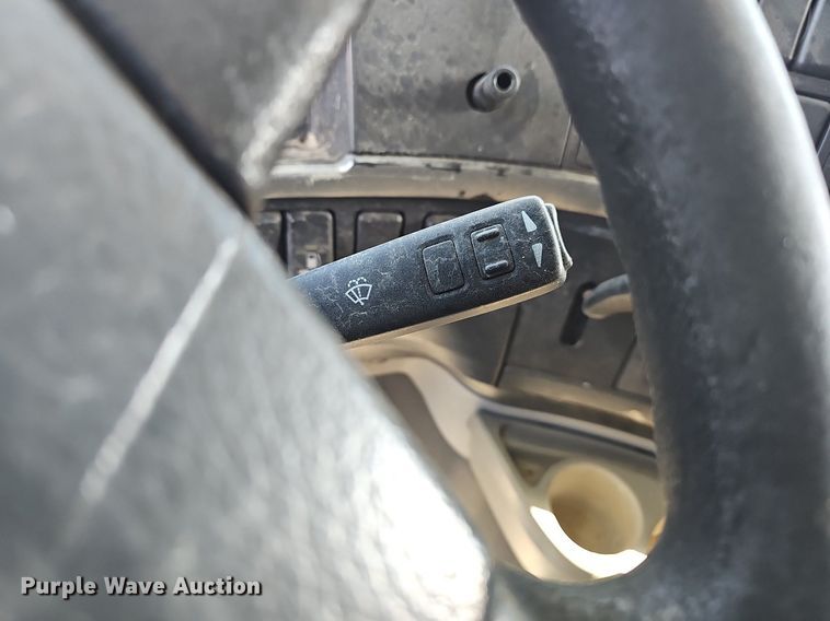 image for item EJ6038 2005 Volvo VN semi truck