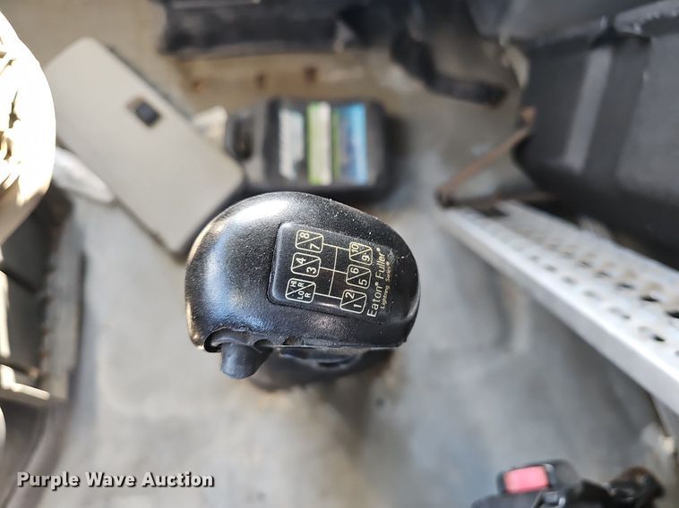 image for item EJ6038 2005 Volvo VN semi truck