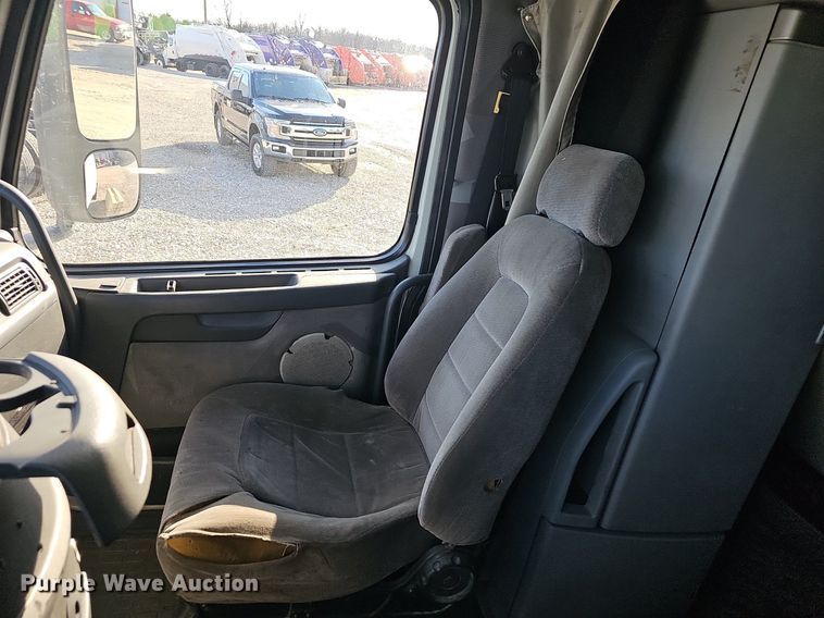 image for item EJ6038 2005 Volvo VN semi truck