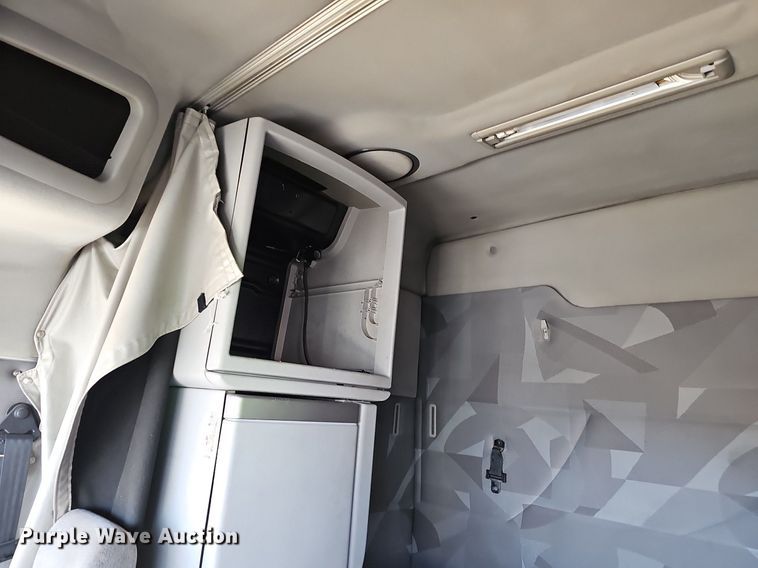 image for item EJ6038 2005 Volvo VN semi truck