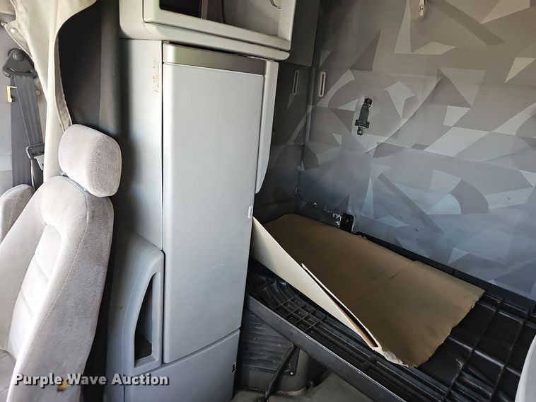 image for item EJ6038 2005 Volvo VN semi truck