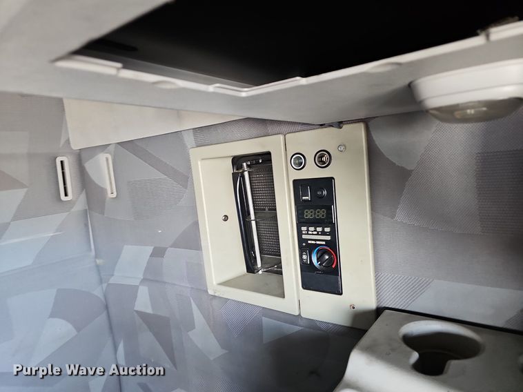 image for item EJ6038 2005 Volvo VN semi truck