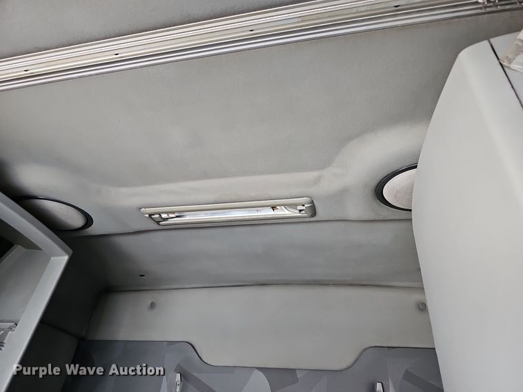 image for item EJ6038 2005 Volvo VN semi truck