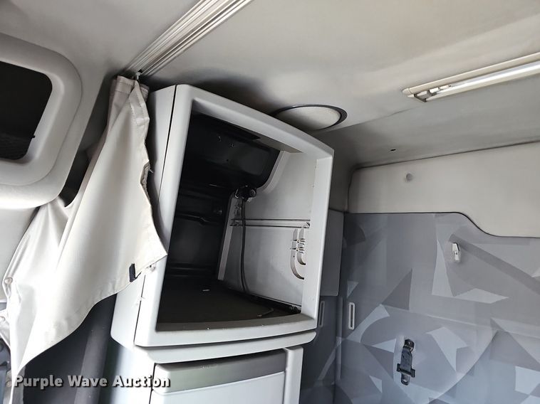 image for item EJ6038 2005 Volvo VN semi truck