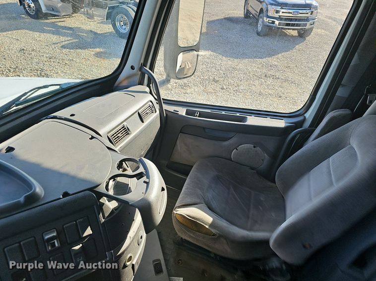 image for item EJ6038 2005 Volvo VN semi truck