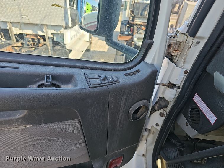 image for item EJ6038 2005 Volvo VN semi truck