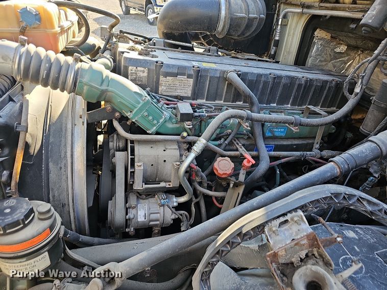 image for item EJ6038 2005 Volvo VN semi truck