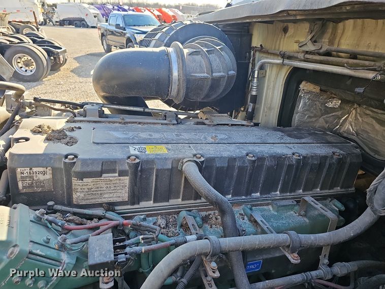 image for item EJ6038 2005 Volvo VN semi truck