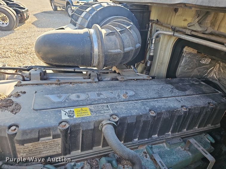 image for item EJ6038 2005 Volvo VN semi truck