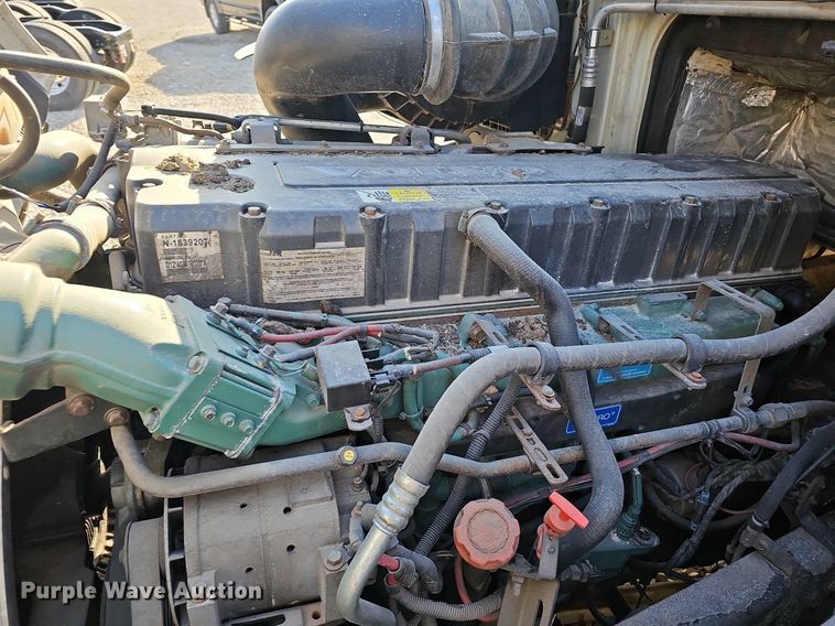 image for item EJ6038 2005 Volvo VN semi truck