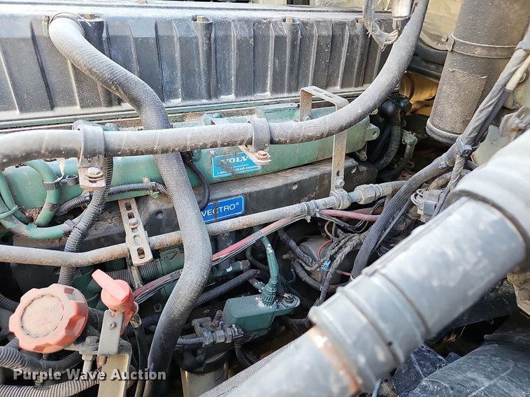 image for item EJ6038 2005 Volvo VN semi truck