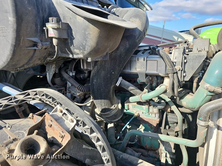 image for item EJ6038 2005 Volvo VN semi truck