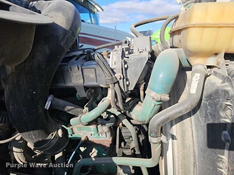 image for item EJ6038 2005 Volvo VN semi truck