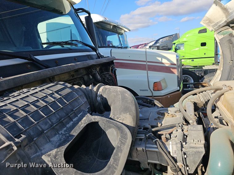 image for item EJ6038 2005 Volvo VN semi truck