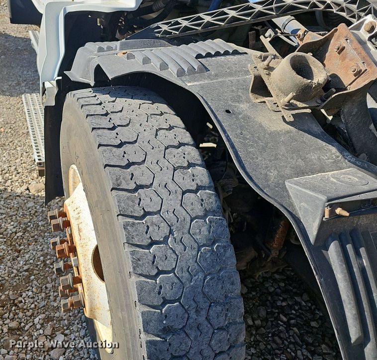 image for item EJ6038 2005 Volvo VN semi truck