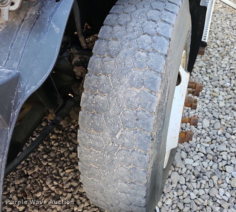 image for item EJ6038 2005 Volvo VN semi truck